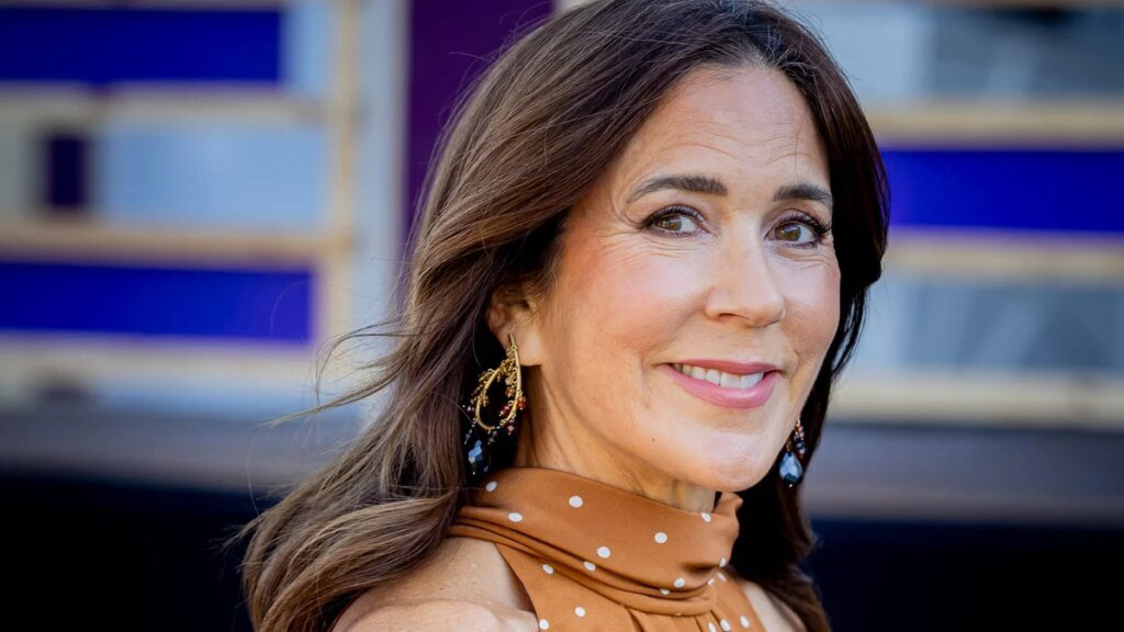 La reina María cambia su tiara personal por una nueva apariencia elegante pocos días después de la boda real