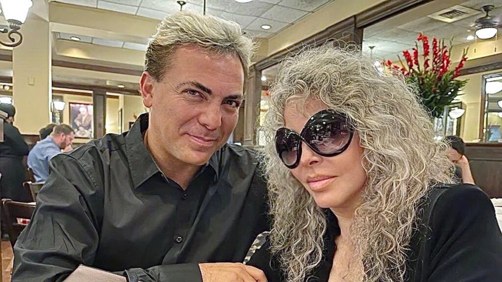 Así celebró Cristian Castro junto a su mamá su graduación de la preparatoria