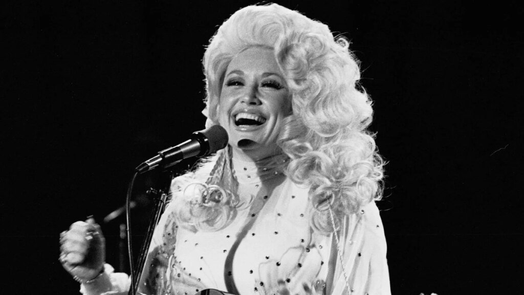 Así fue la extraordinaria infancia de Dolly Parton junto a sus 11 hermanos en una cabaña de dos habitaciones