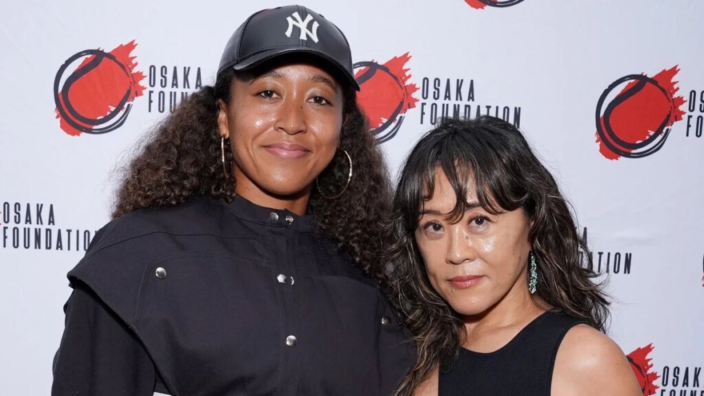 La madre de Naomi Osaka sirve en la cancha con un pequeño vestido rojo antes del US Open