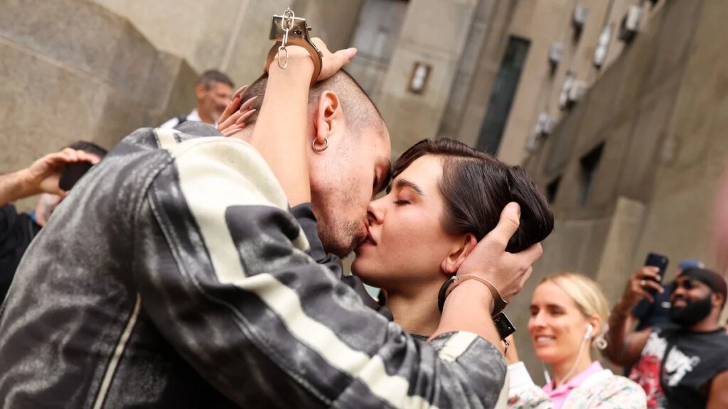 La pareja del Empire State Building, Ivan Beerkus y Angela Nikolau, llevan el PDA en la corte