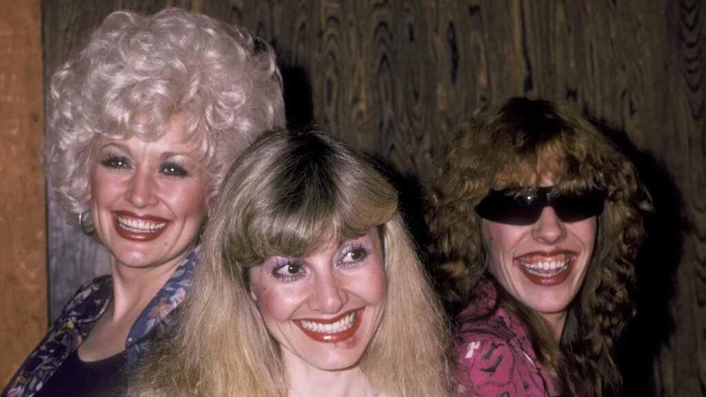 Dolly Parton descansa junto a Carl Dean mientras la familia usa sombreros de vaquero