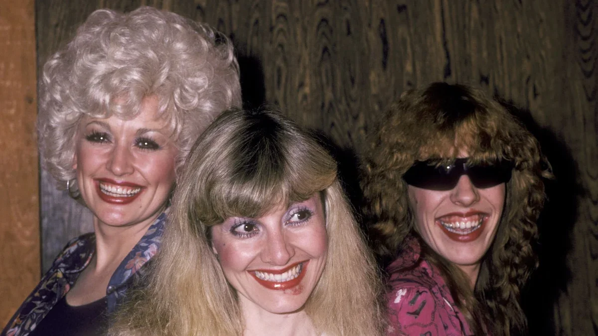 Dolly Parton descansa junto a Carl Dean mientras la familia usa sombreros de vaquero