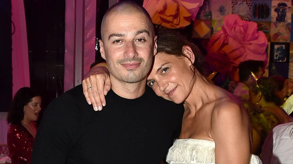 Katie Holmes y Jason Bard Yarmosky lanzan Romance con una publicación dulce e íntima