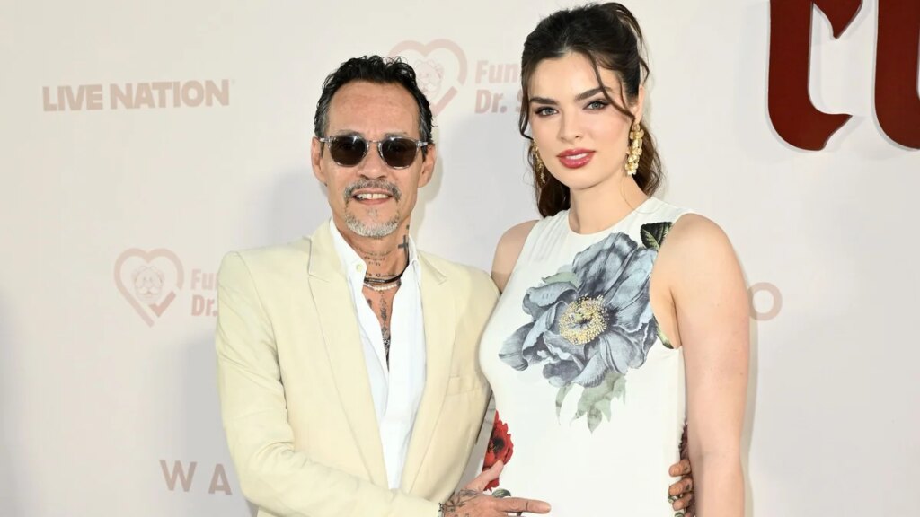 Marc Anthony y Nadia Ferreira dejan de lado las fotos perfectas para compartir un romántico momento desde casa