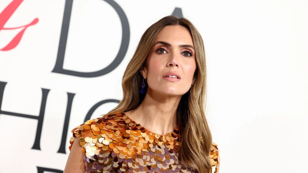 Mandy Moore se quita su cuerpo posparto en una selfie en bikini de ‘piel suelta’