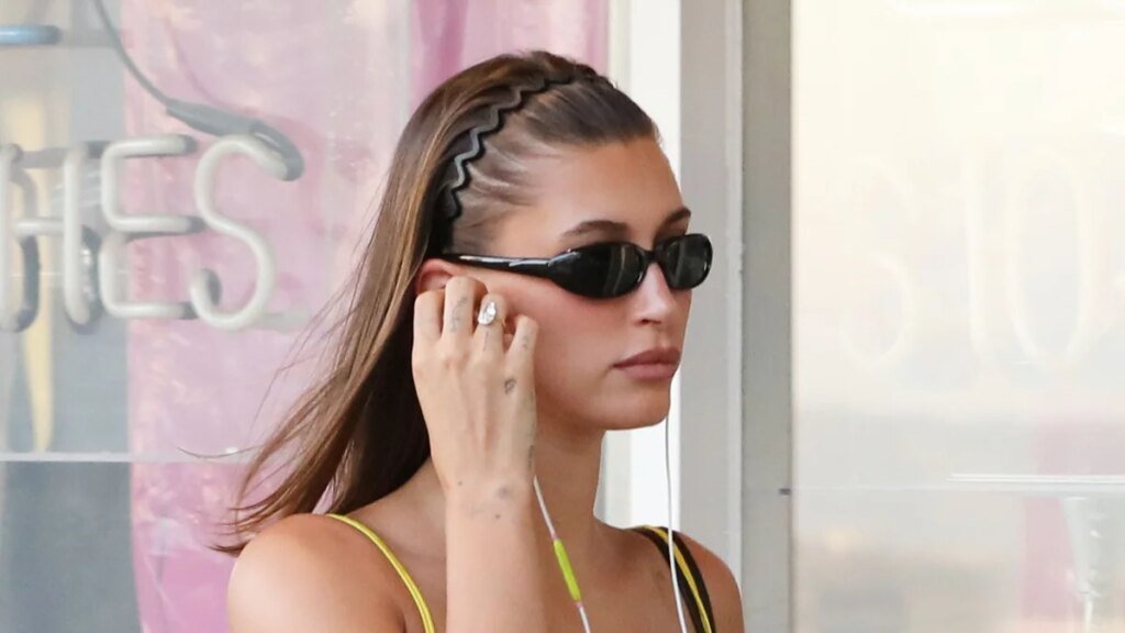 La diadema Zigzag de los 90 vuelve a estar de repente en todas partes