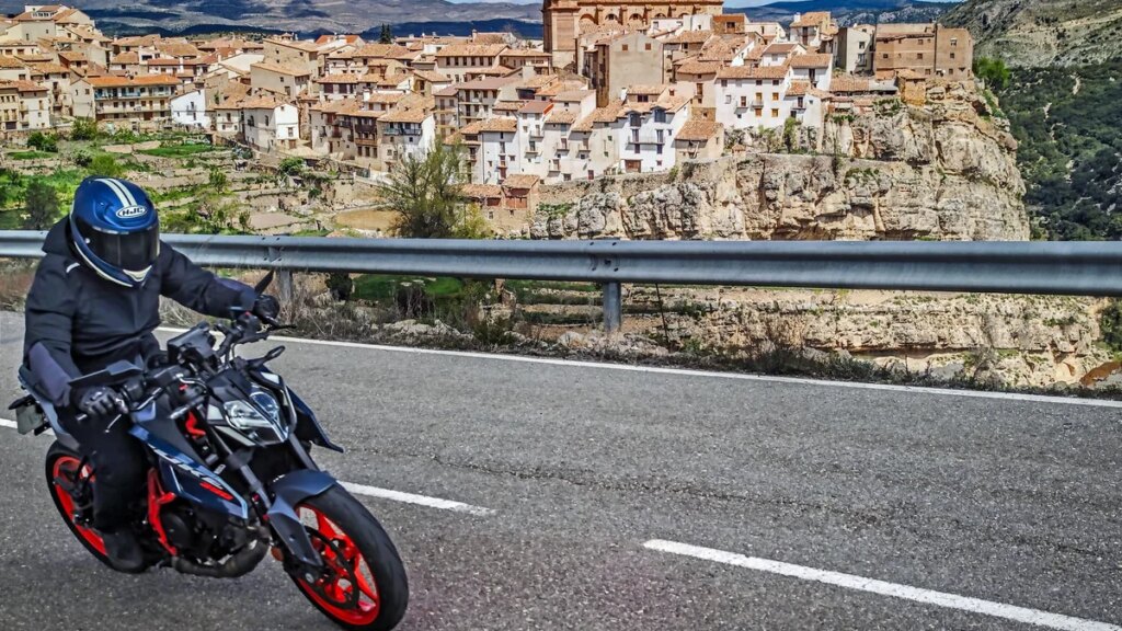La mejor ruta en moto de España atraviesa dos de los pueblos más bonitos del Maestrazgo: una villa amurallada y otra que fascinó a Pío Baroja