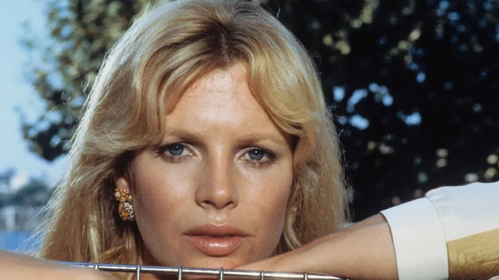 Kim Basinger luce irreconocible durante una inusual aparición sin maquillaje en Los Ángeles