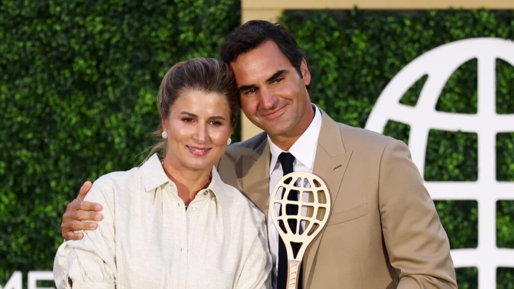 Roger Federer contiene las lágrimas mientras agradece a su esposa en la incorporación al Salón de la Fama del tenis