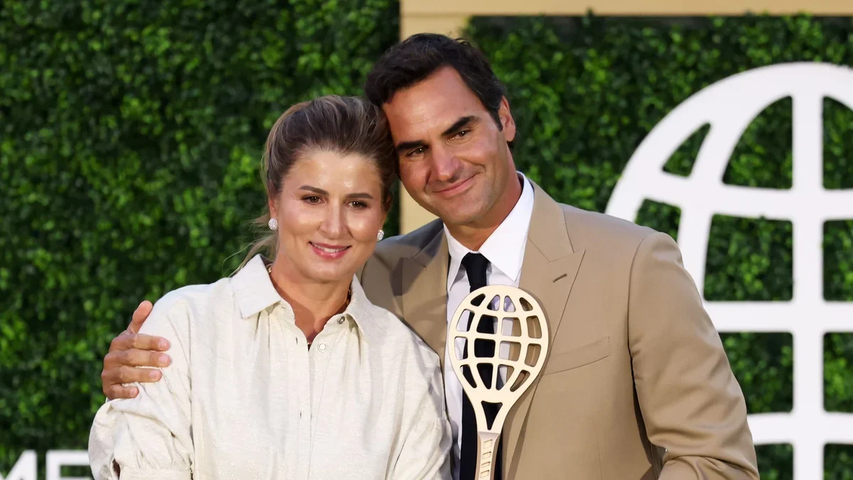 Roger Federer contiene las lágrimas mientras agradece a su esposa en la incorporación al Salón de la Fama del tenis