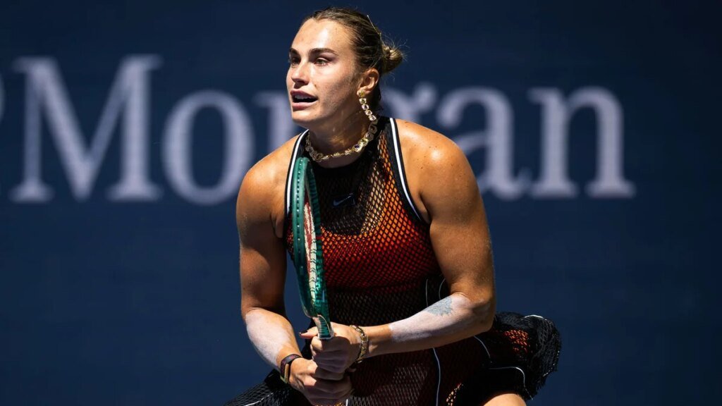 Aryna Sabalenka presume sus nuevos amuletos cubiertos de piedras preciosas en el US Open
