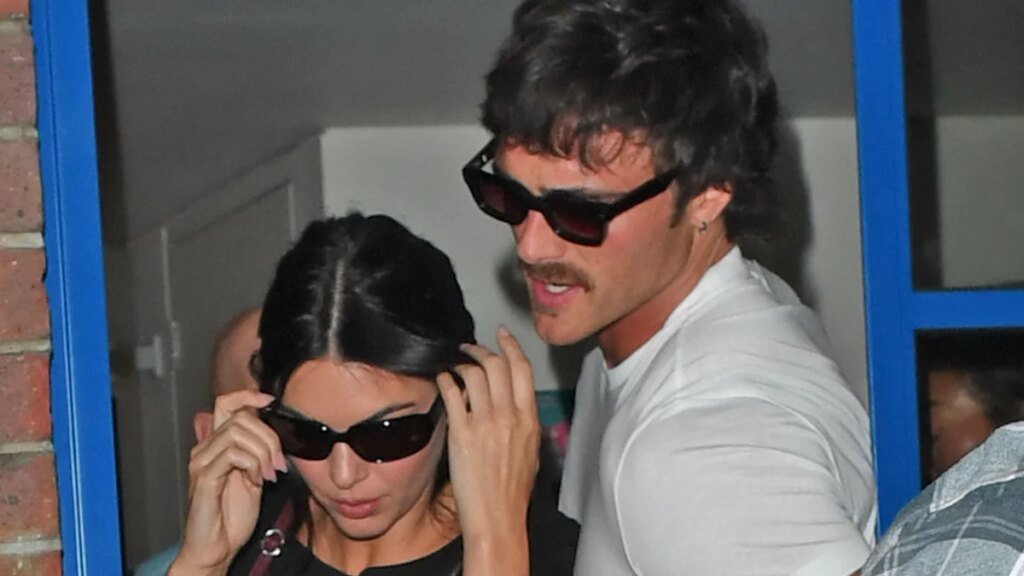 Jacob Elordi abraza a Kendall Jenner durante una cita nocturna en Londres