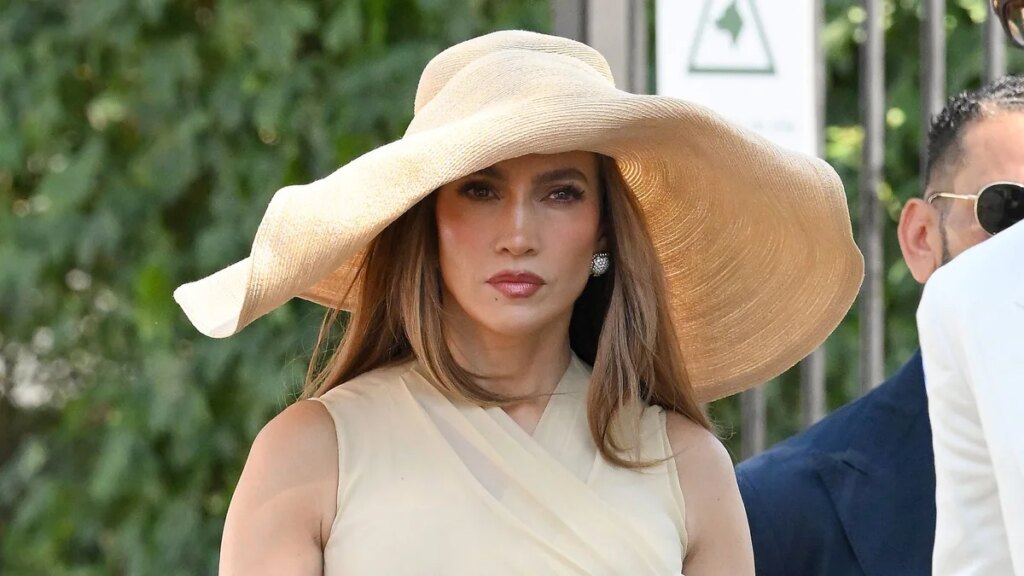 Jennifer Lopez da un toque moderno de chica pin-up con un bikini blanco vintage