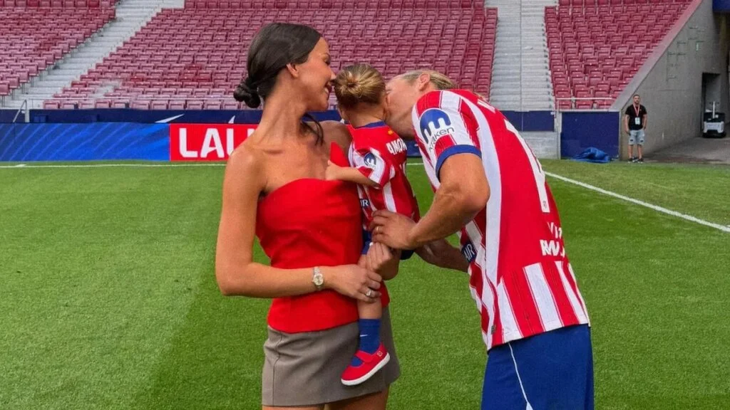 La emoción de Marcos Llorente y Paddy Noarbe al llevar a su hija por primera vez al Metropolitano: “Nuestra superestrella”