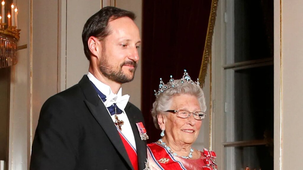 El rey Haakon asume un emotivo papel en la despedida final de la princesa Astrid
