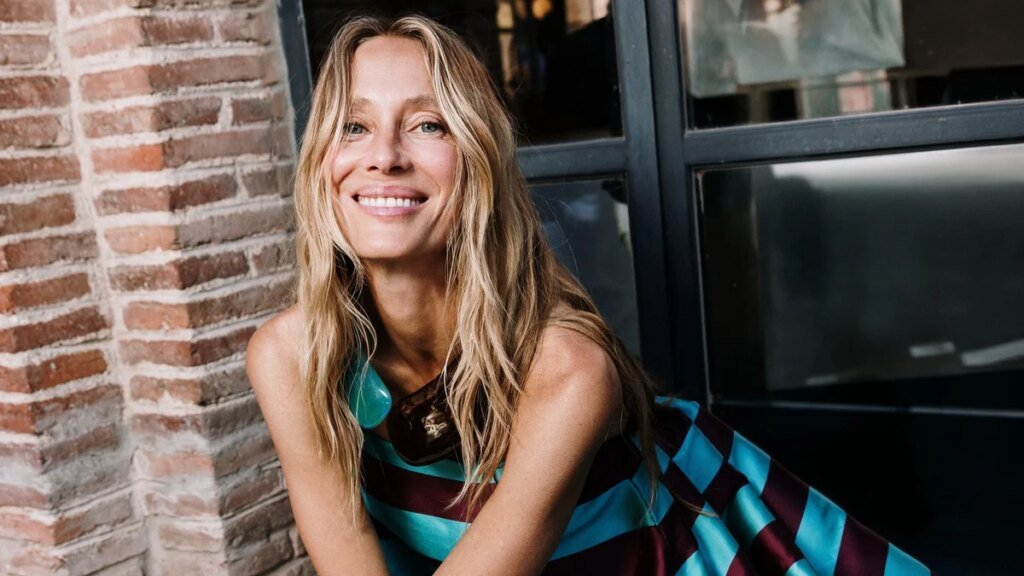 Hablamos con Vanesa Lorenzo, musa de la pasarela a los 49: “Mis hijas me han visto desfilar por primera vez este año, estaban fascinadas y fue precioso compartir esa experiencia”
