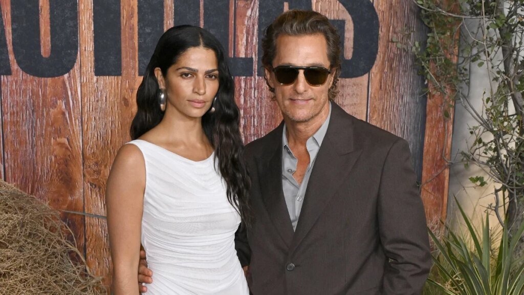 La esposa de Matthew McConaughey, Camila Alves, y su hija parecida, Vida, se roban la atención con looks contrastantes.