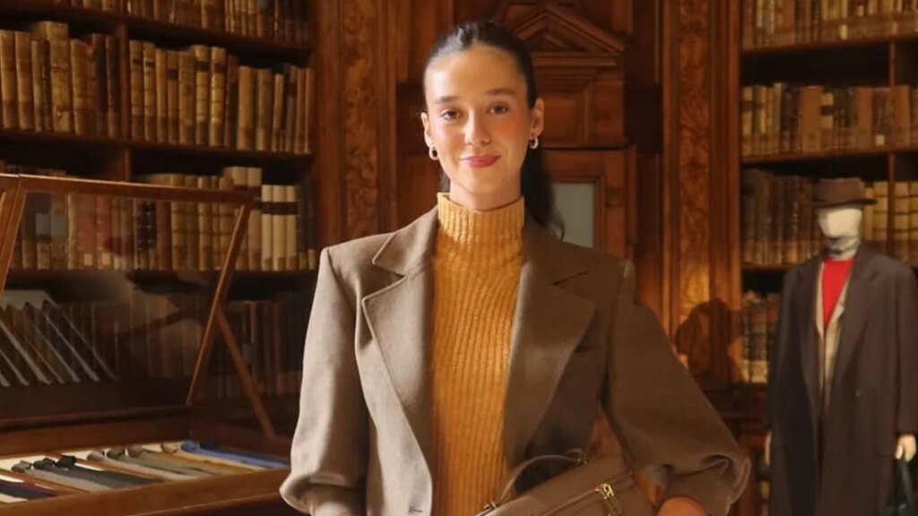 Victoria Federica, más sofisticada y discreta que nunca en Milán: traje de cashmere y cuello alto de seda para adelantar el frío
