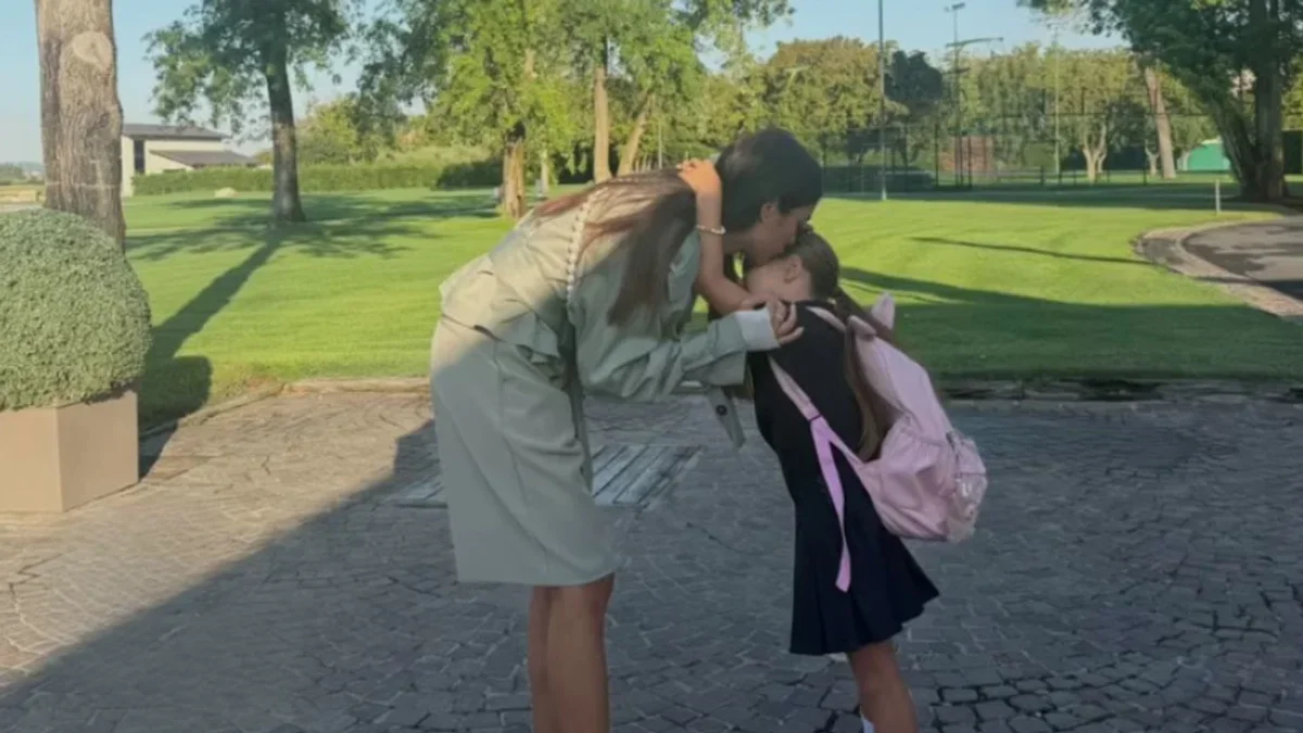 Sharon Fonseca expresa su orgullosa por su hija Blu en su primer día de clases en la primaria Sharon Fonseca expresa su orgullosa por su hija Blu en su primer día de clases en la primaria