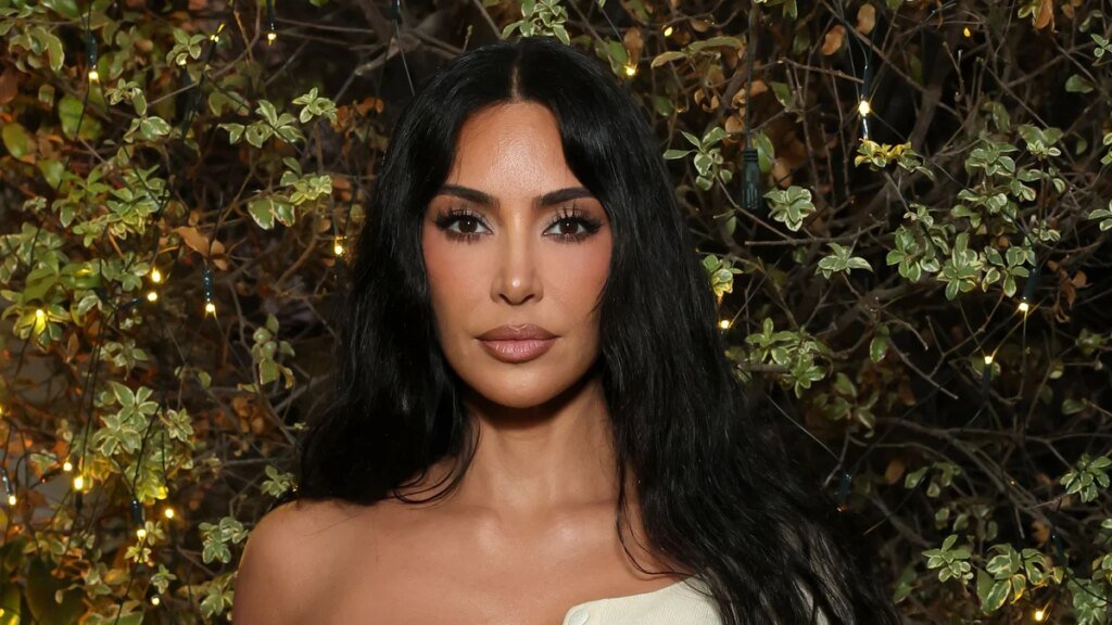 Kim Kardashian duda antes de firmar un Birkin de 45.000 dólares para un fan: “Esto parece una blasfemia”