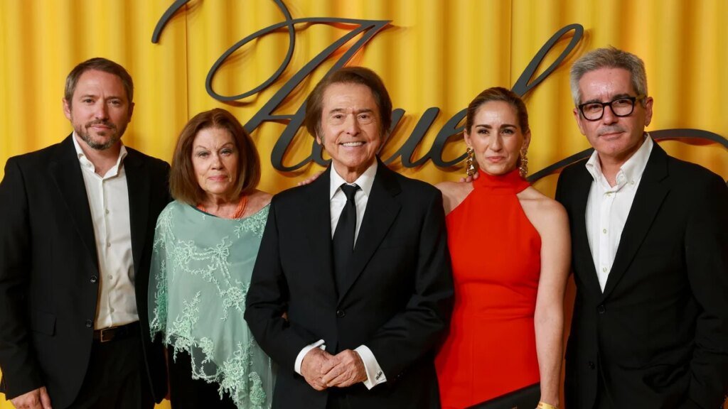 La gran noche de Raphael y el debut de los guapísimos hijos de Alejandra Martos en una alfombra roja: “Hay que llevarlo con naturalidad”