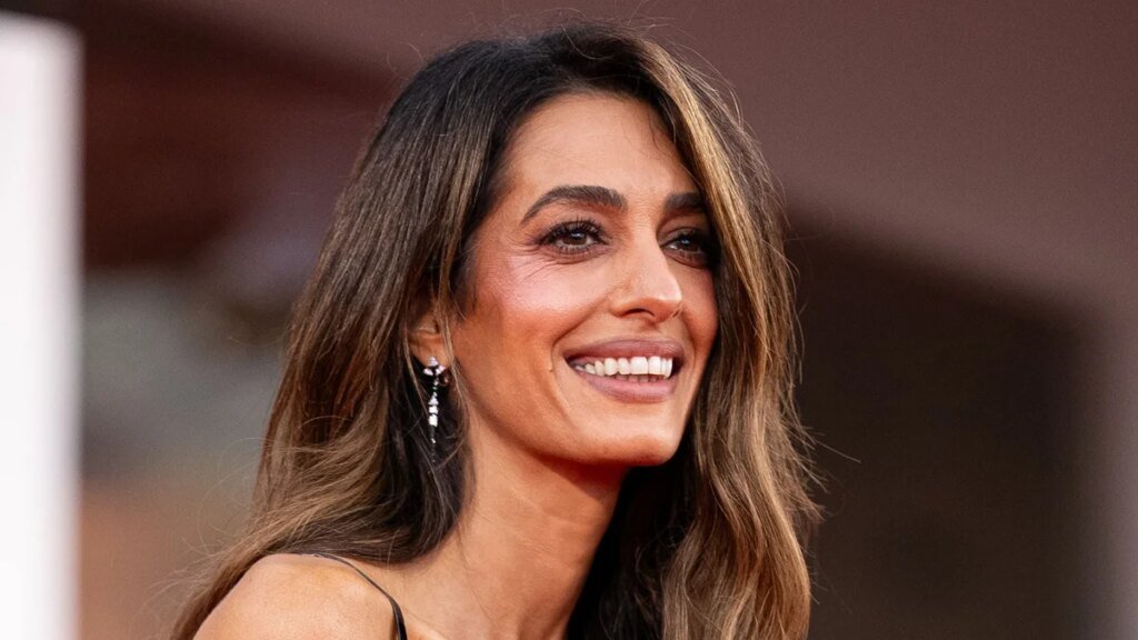 Amal Clooney hace sonar la alarma sobre la libertad de prensa y las crecientes amenazas al periodismo
