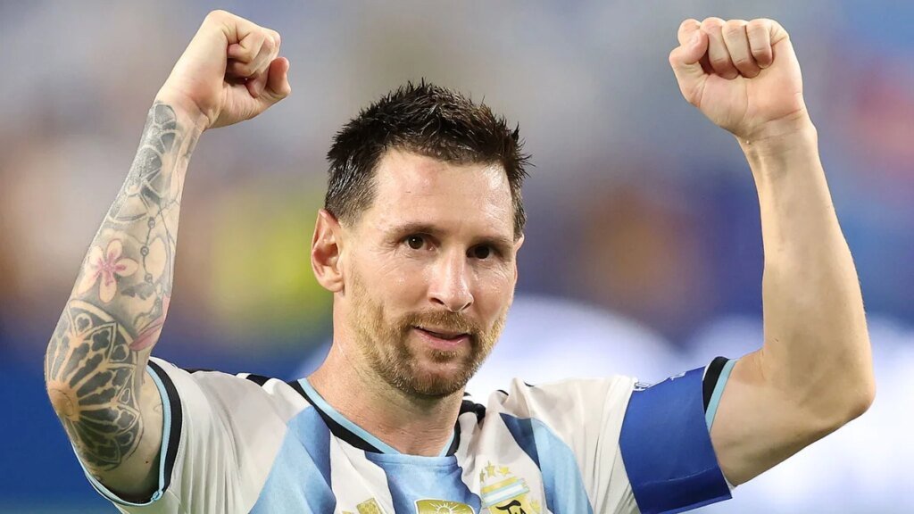 Messi muestra camiseta especial para su partido de despedida de Argentina