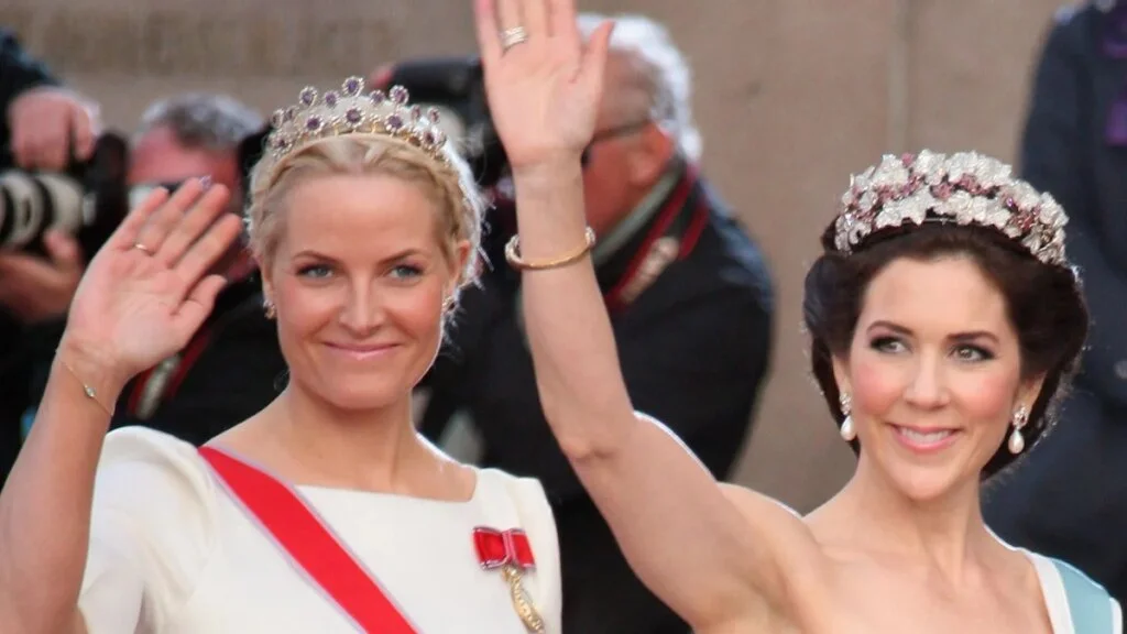 La reina María de Dinamarca tiene tranquilas palabras de solidaridad para la nueva reina de Noruega, Mette-Marit