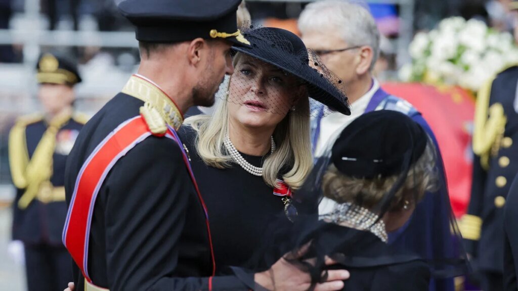 La foto más infame de la reina Mette-Marit está de vuelta, refundida en cera, en el peor momento posible.