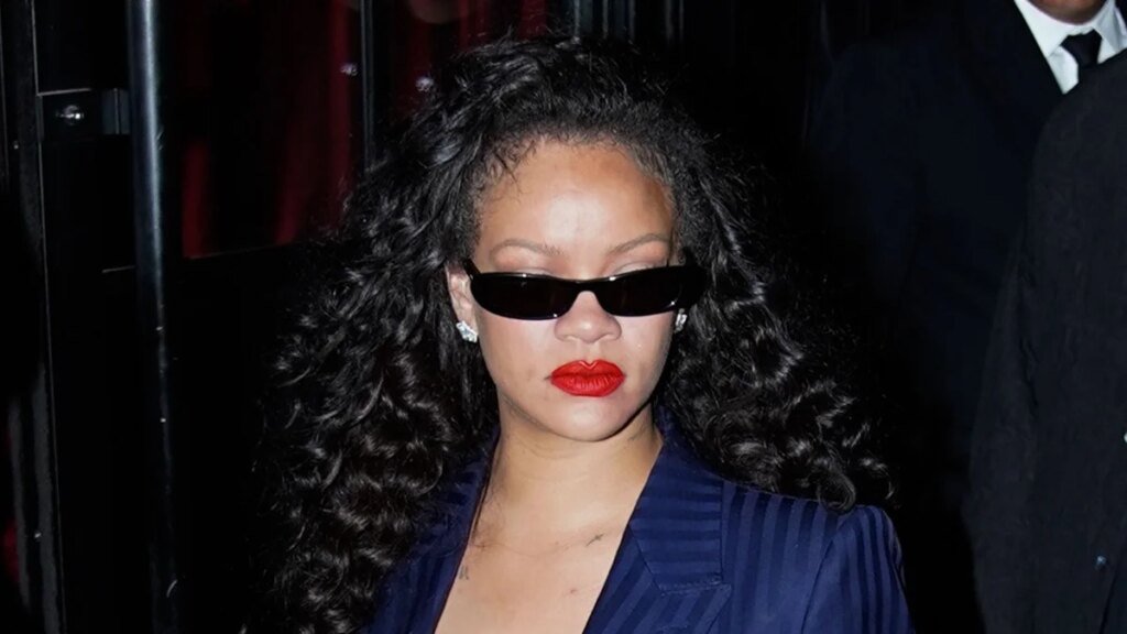 Rihanna rivaliza con el reinado del traje de poder de Jennifer López con su último look parisino