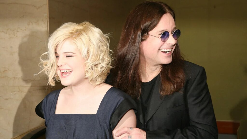 Kelly Osbourne rinde homenaje al difunto padre Ozzy con detalles conmovedores durante una aparición sorpresa en la pasarela