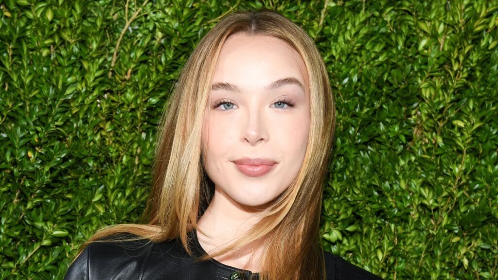 Ella Beatty, hija de Warren Beatty y Annette Bening, del Baile de Debutantes a empuñar un hacha en la nueva serie de Netflix