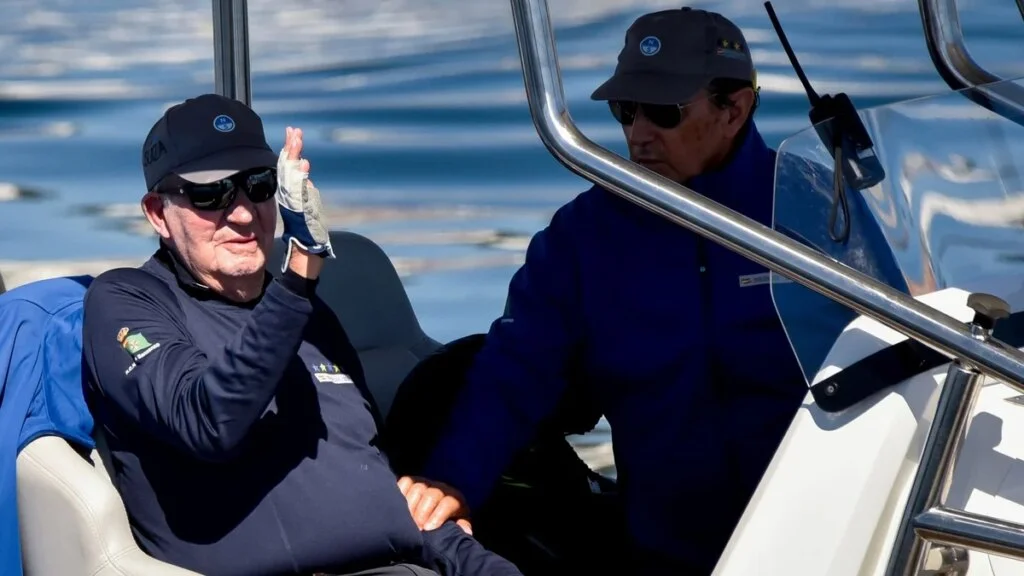 Nueva alegría para el rey Juan Carlos: el Bribón se impone en Sanxenxo y afronta la final de las regatas con ventaja