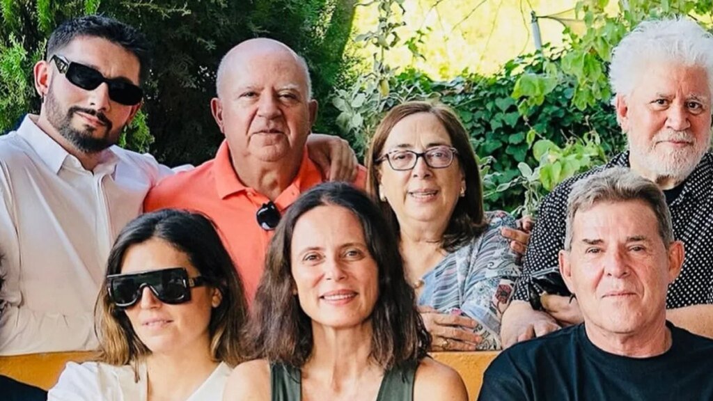 Paella, piscina y toda su ‘troupe’: así ha celebrado Pedro Almodóvar su 77º cumpleaños en su casa de campo con Penélope Cruz y Aitana Sánchez-Gijón