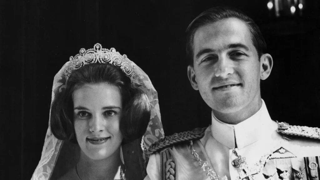 Recordamos la boda de Ana María y Constantino de Grecia: de la tiara Jedive de Egipto a las 6 princesas como damas de honor