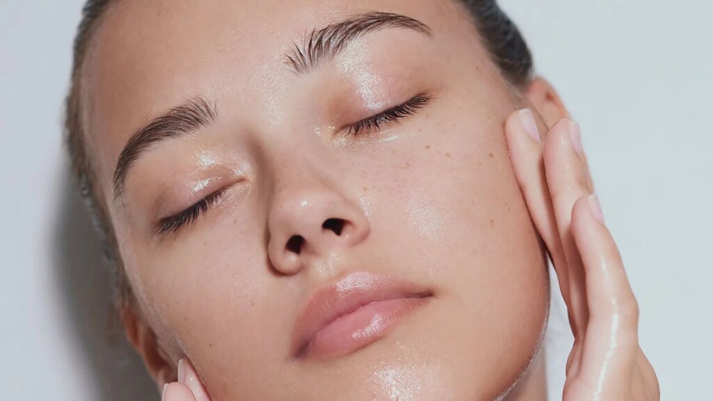 ¿Aburrida del carbón activo? La mascarilla facial de arcilla en ‘stick’ para piel grasa y poros dilatados que actúa en 3 minutos