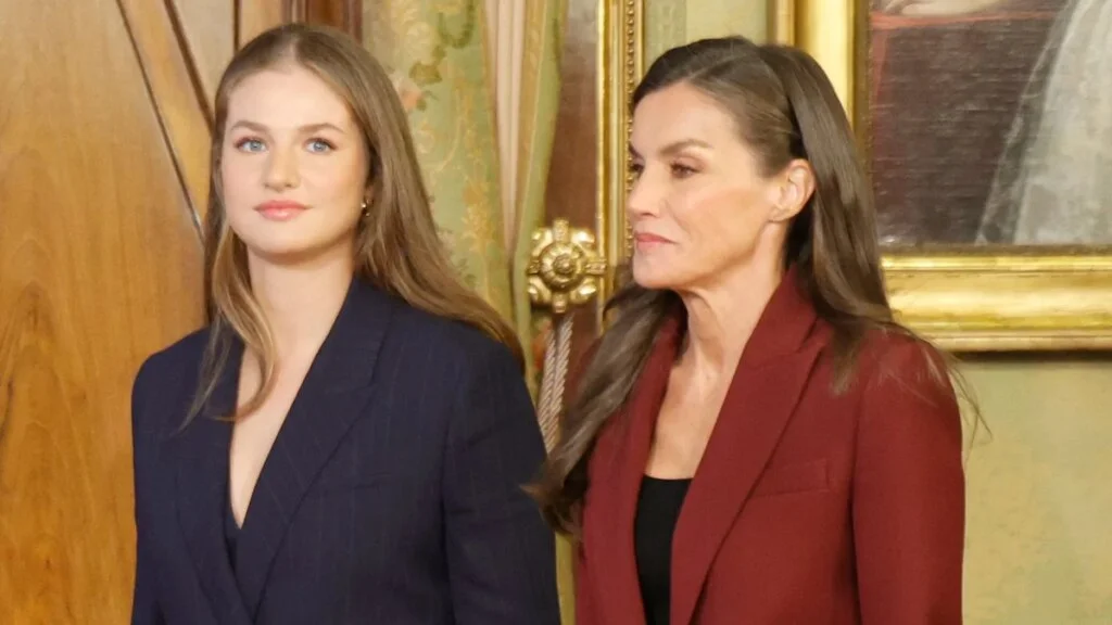 Nuestro experto analiza por qué la reina Letizia y sus hijas visten tanto de traje: “Evitan lecturas sexistas y comunican modernidad”