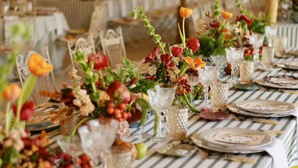 10 ideas inspiradoras con manteles a rayas para dar amplitud a las mesas de tu boda y triunfar con las fotos