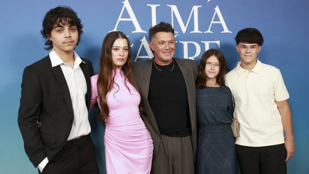 Alejandro Sanz reúne a sus cuatro hijos con Stephanie Cayo por primera vez: las fotos de su gran momento familiar