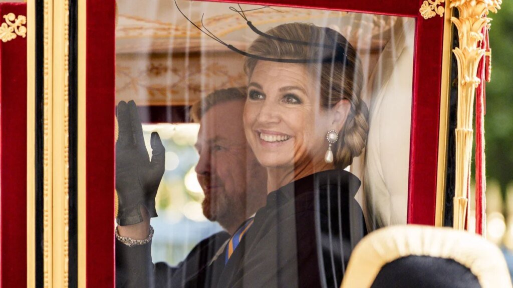 La reina Máxima rompe sus propias reglas de estilo cuando sus tres hijas ocupan un lugar central en Prinsjesdag