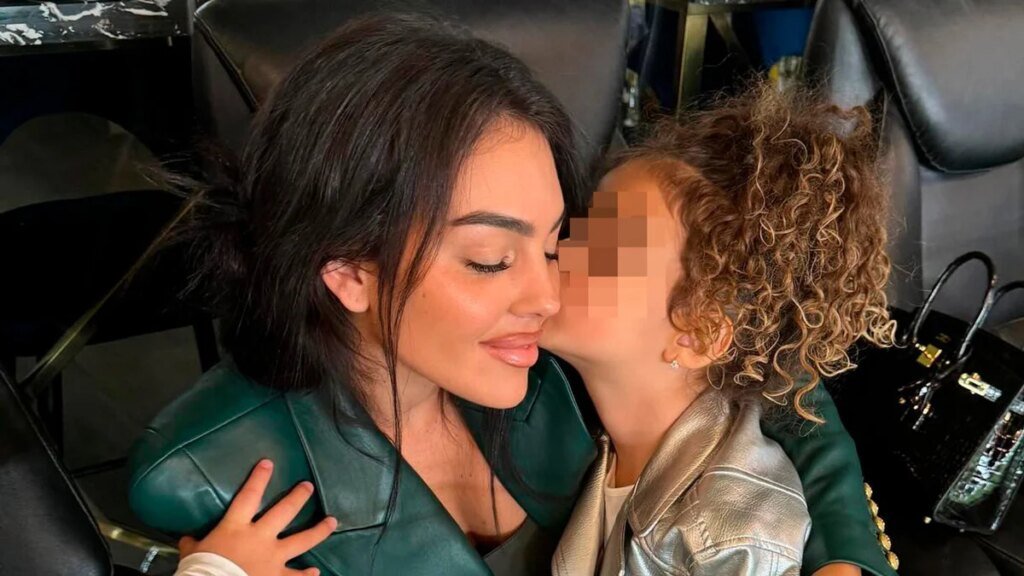 Georgina Rodríguez se marca un planazo en París con sus tres hijas: ‘looks’ idénticos y concierto de Céline Dion