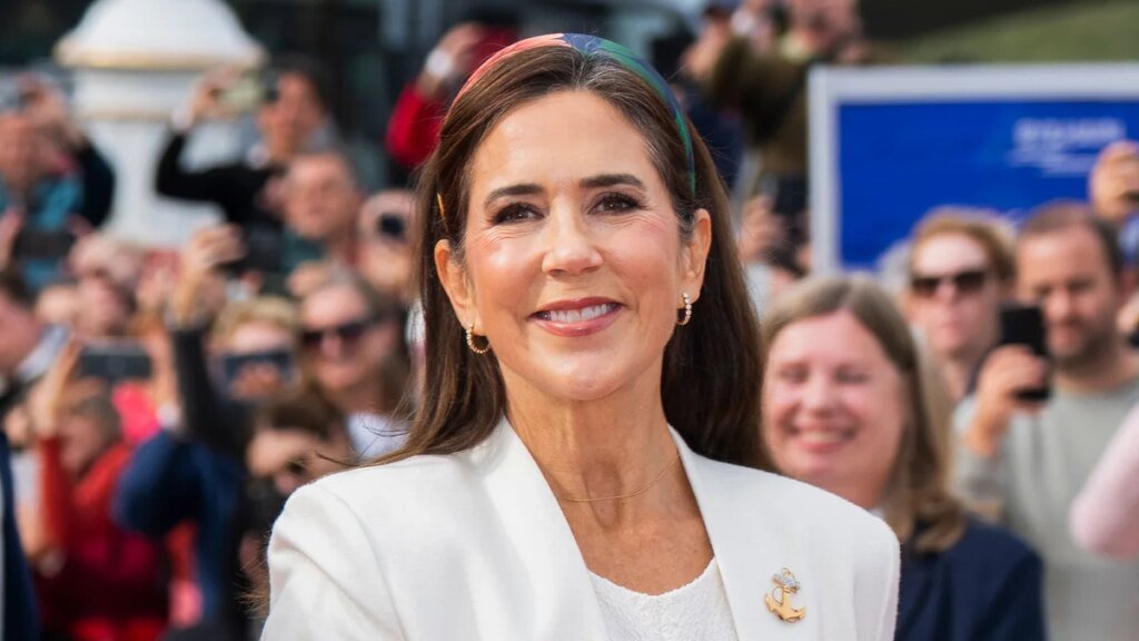 Queen Mary luce un estampado clásico con un toque glamuroso inesperado.
