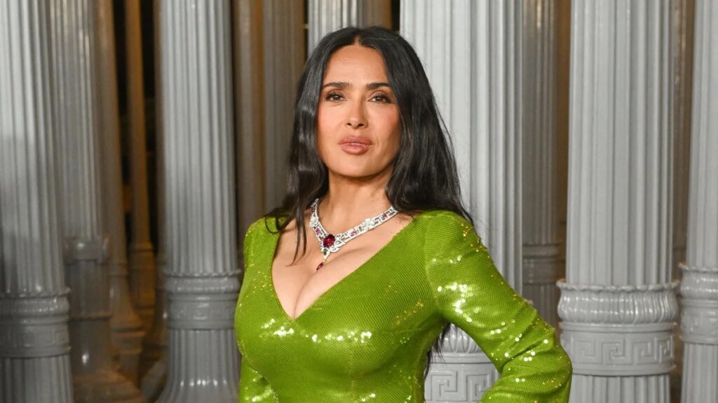 Salma Hayek celebra sus 60 años con un inmenso pastel de fresas y un especial mensaje de Antonio Banderas