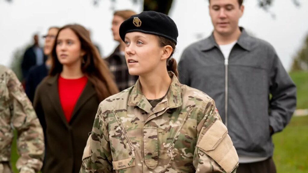 El príncipe Christian comparte un dulce momento con la princesa Isabel después de que ella siguiera sus pasos militares