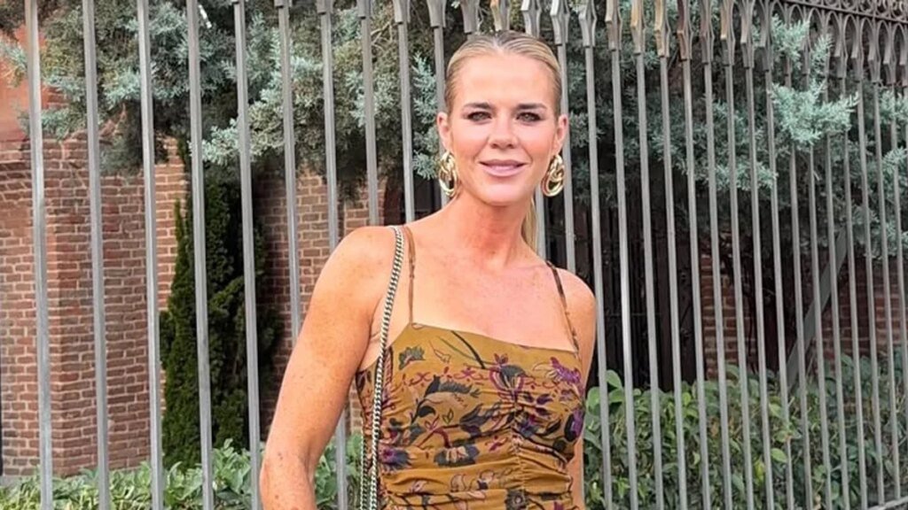 Amelia Bono brilla en pareja junto a su novio con un espectacular vestido de invitada en tonos tierra para su primera boda de otoño en Madrid