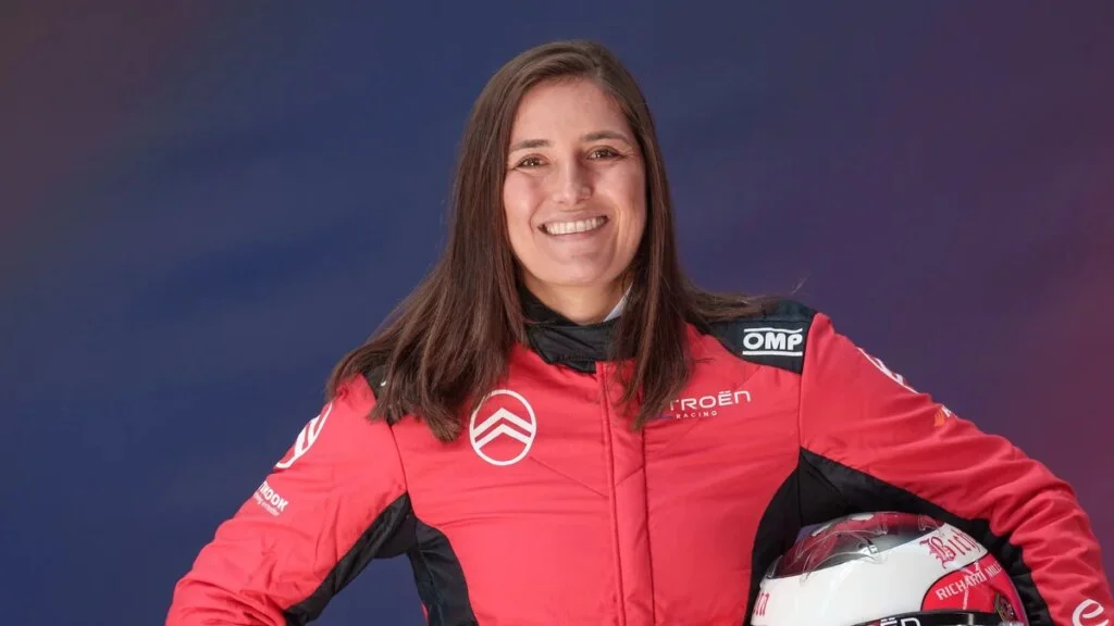 La colombiana Tatiana Calderón hace historia en NASCAR Brasil como la primera mujer en ganar la general