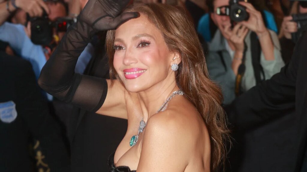 Jennifer López parece la realeza moderna con un espectacular vestido negro y joyas deslumbrantes en Milán
