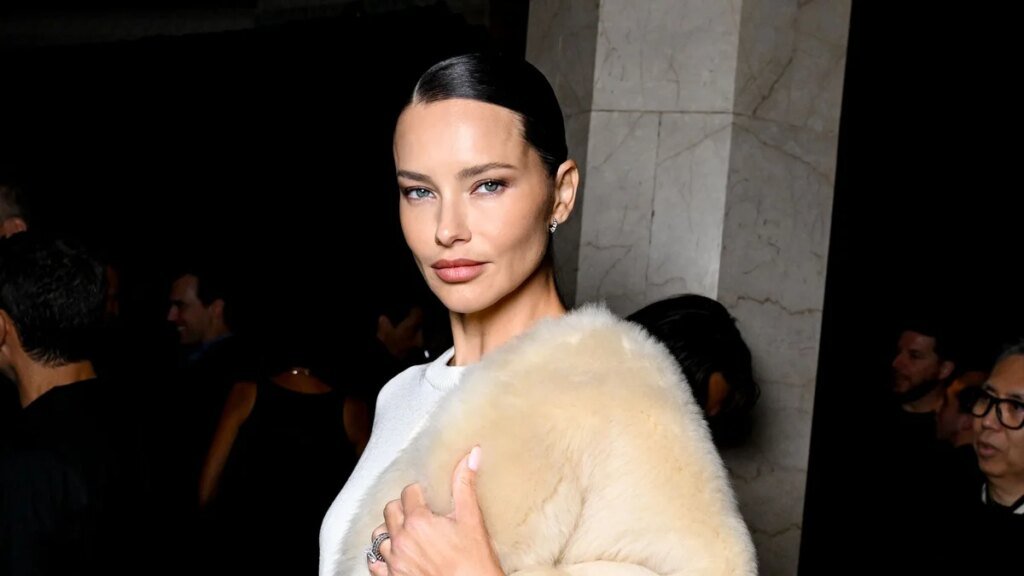 La última aparición de Adriana Lima hace que los fanáticos la comparen con su era de Victoria’s Secret de principios de la década de 2000.