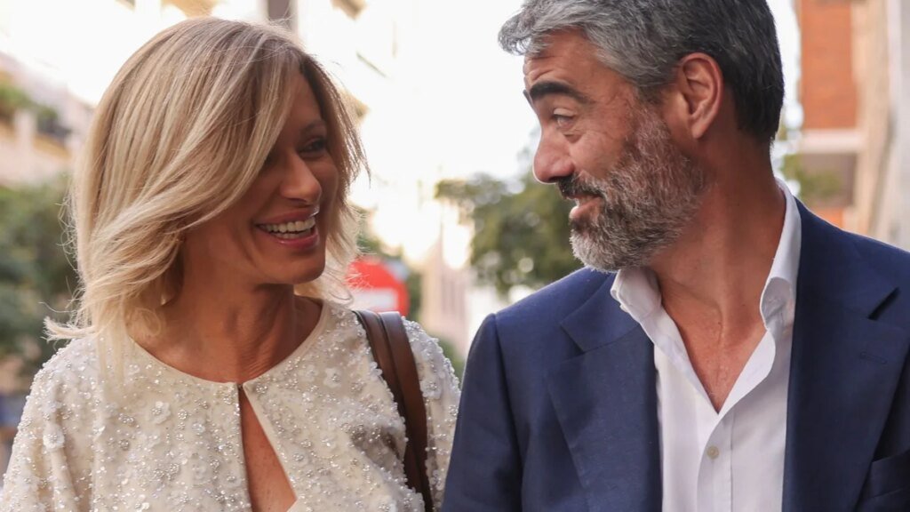 Susanna Griso reaviva (con mucho humor) la ‘polémica’ de la guayabera rosa que lució su marido en su boda: “Hemos vuelto al lugar del crimen”